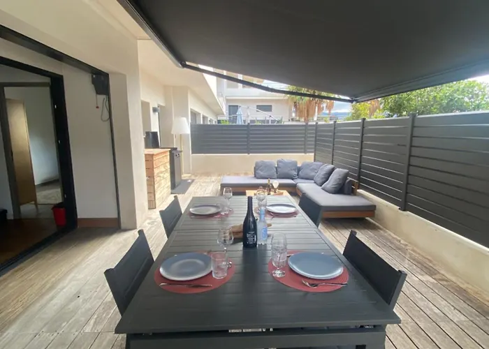 - Le Pied A Terre 3 *